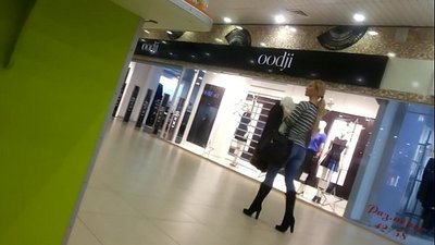 Chick dị jụụ na nnukwu ụlọ ahịa.