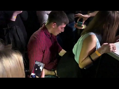 ❤️ Ezigbo mmekọahụ na ụlọ oriri na ọṅụṅụ Russia. 18-afọ Russian girl na ike na ikpu iberibe na a abalị na anyi